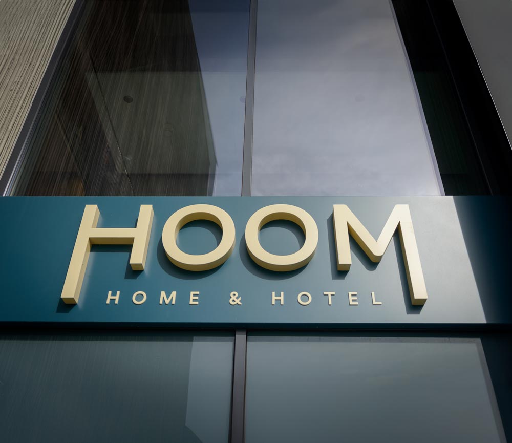 HOOM hotell skylt på en byggnad