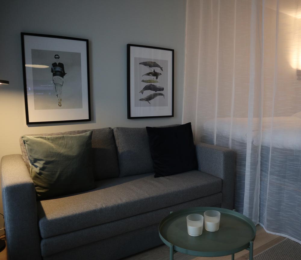 Soffa i hotellrummet i Järfälla